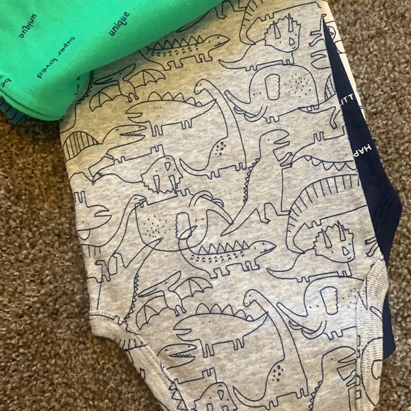 Carter’s Baby boy onesie set - Picture 3 of 5